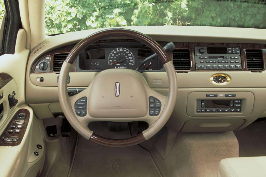  Lincoln Town Car 1998 года  (фото 54 из 77)